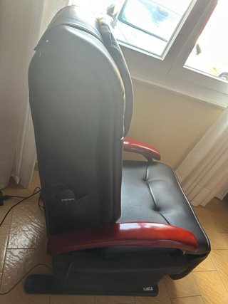 Sillón de masaje negro y rojo