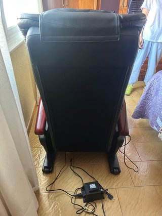 Sillón de masaje negro y rojo