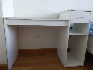 Escritorio blanco de madera con cajón