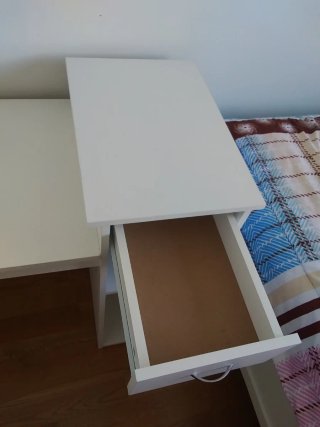 Escritorio blanco de madera con cajón
