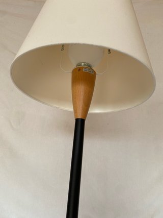 Lámpara de pie moderna beige y negra