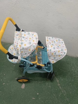 Carrito gemelar de juguete azul