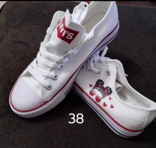 Zapatillas Levi's personalizadas Talla 38.