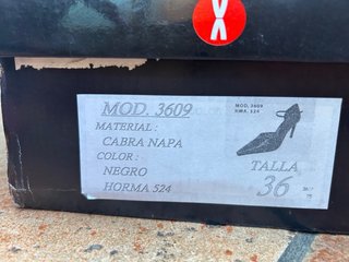 Zapatos de tacón negros con tira