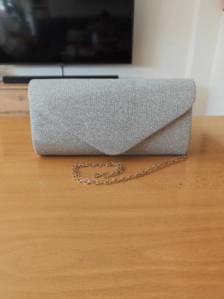 Bolso de fiesta plateado con cadena dorada