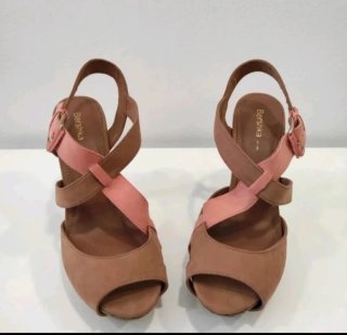 Sandalias Bershka tacón plataforma marrón y rosa