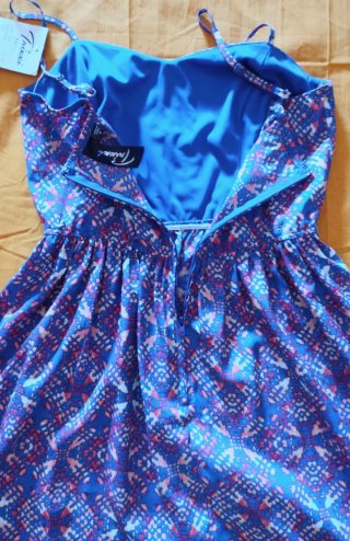 Vestido azul con estampado rojo