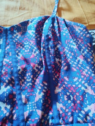 Vestido azul con estampado rojo