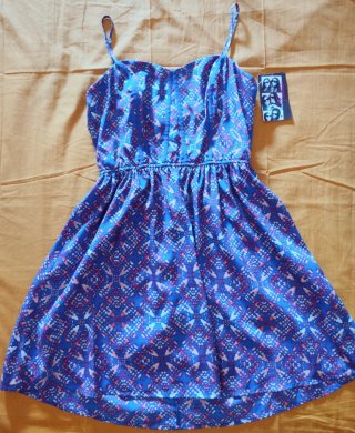 Vestido azul con estampado rojo