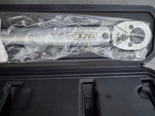 Llave dinamométrica Tacklife HTW1B