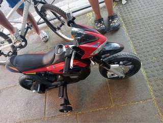 Moto eléctrica infantil roja y negra