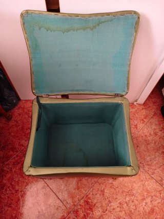 Baúl de madera con detalles dorados