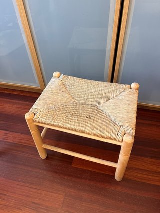 Banquito de mimbre y madera