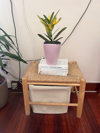 Banquito de mimbre y madera