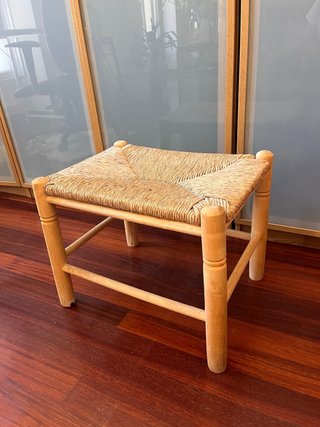 Banquito de mimbre y madera