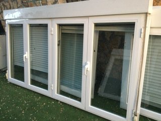 Ventanas aluminio con persiana y mosquitera.