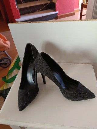 Zapatos de tacón negros brillantes. No envío.