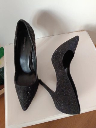 Zapatos de tacón negros brillantes. No envío.