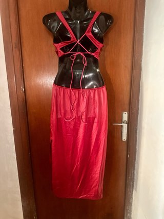 Vestido fucsia satinado con aberturas laterales