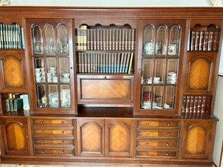Mueble vitrina clásico madera y cristal