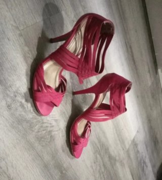 Sandalias tacón fucsia tiras cruzadas