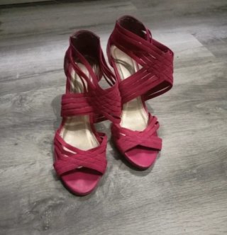 Sandalias tacón fucsia tiras cruzadas