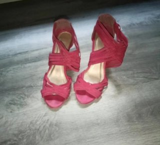 Sandalias tacón fucsia tiras cruzadas