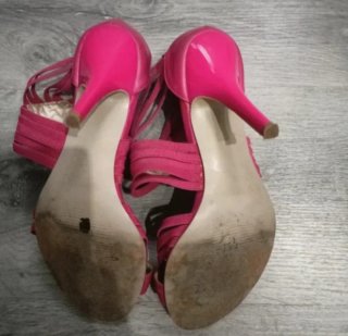 Sandalias tacón fucsia tiras cruzadas