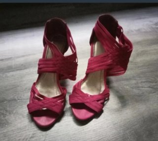 Sandalias tacón fucsia tiras cruzadas