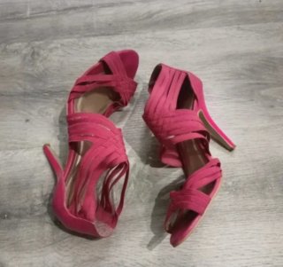 Sandalias tacón fucsia tiras cruzadas