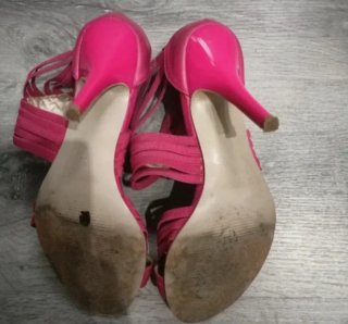 Sandalias tacón fucsia tiras cruzadas