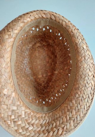 Cappello di paglia intrecciata