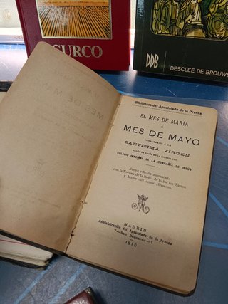 10 libros,  religiosos, eclesiásticos,con misales, diferentes editoriales