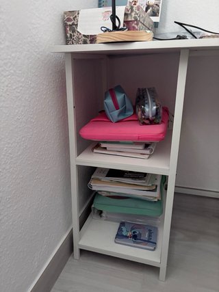 Escritorio blanco con muy poco uso.