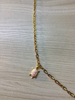 Collana dorata con ciondoli farfalla e tartaruga