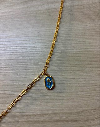 Collana dorata con ciondoli farfalla e tartaruga