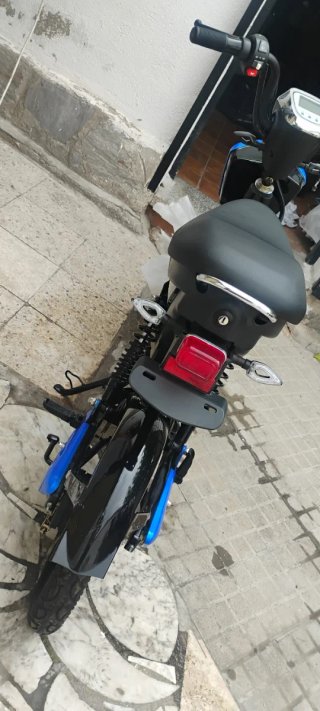 Moto Eléctrica Scooter Azul y Negra