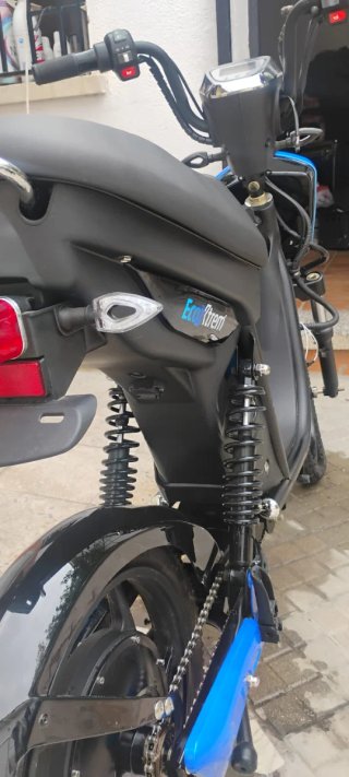 Moto Eléctrica Scooter Azul y Negra