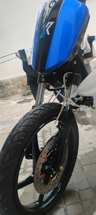 Moto Eléctrica Scooter Azul y Negra