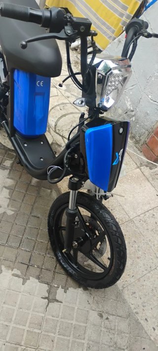 Moto Eléctrica Scooter Azul y Negra