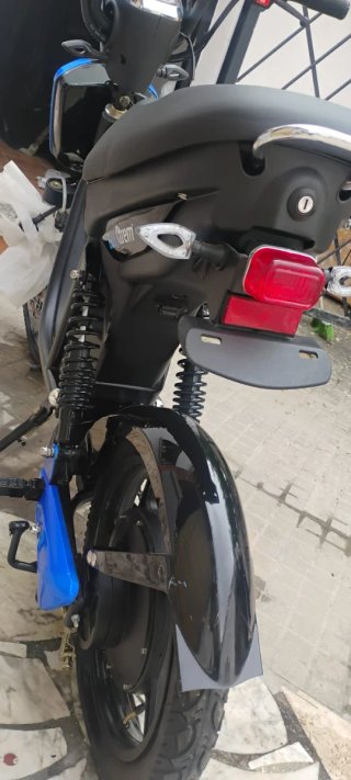 Moto Eléctrica Scooter Azul y Negra