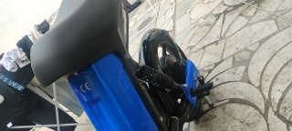 Moto Eléctrica Scooter Azul y Negra
