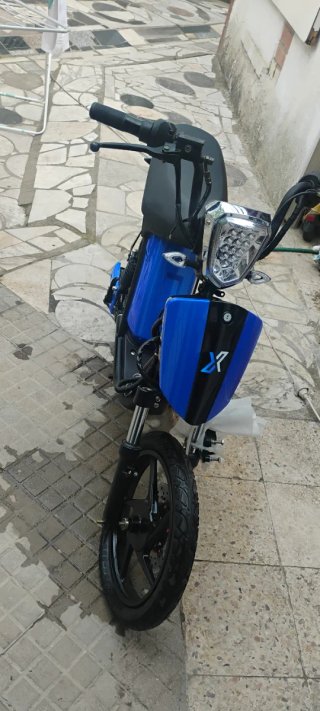Moto Eléctrica Scooter Azul y Negra
