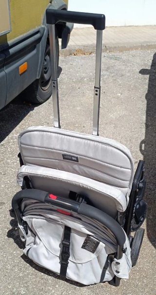 Carrito de bebé ligero gris claro
