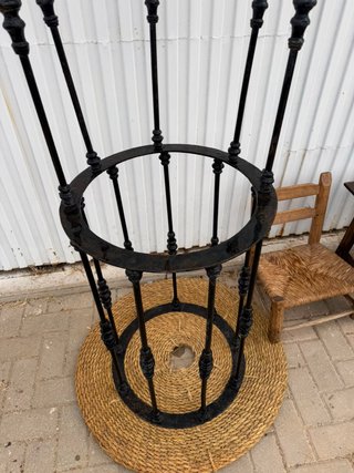 Antiguo brocal de pozo hecho a fragua con polea