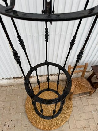 Antiguo brocal de pozo hecho a fragua con polea