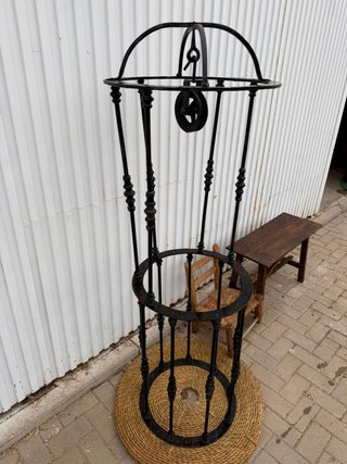 Antiguo brocal de pozo hecho a fragua con polea