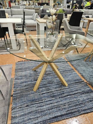 Mesa redonda de cristal y 4 sillas blancas