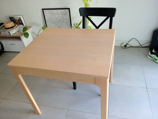 Mesa extensible de comedor de madera color beige