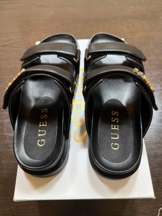 Sandalias Guess Negras. Muy poco uso. Como nuevas.